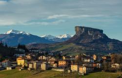 Castelnovo ne' Monti village and the Pietra di Bismantova rock in the background