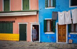 A woman on the island of Borneo, Italy / Photo: Nataliya Derkach via Shutterstock