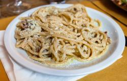 dish of pasta alla carbonara in a Roman trattoria