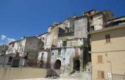 Original condition 1900s, stone town house with 3 bedrooms, sun terrace, in a fantastic, typical Italian town  17