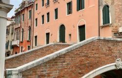 Venice - Castello noble floor overlooking a canal. ref.175c 1