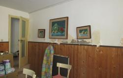 Habitable town house with 3 bedrooms, 8km to the beach and 500 meters to shops and bars. 5