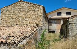 9 stone rooms with a barn of 200sqm, partly habitable with 200sqm of garden to restructure offering amazing views. 3