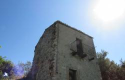 Stone, detached cottage with 1800sqm of land and amazing mountain views with building rights. 8