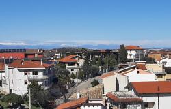 700sqm block of flats with 5 floors, sea and mountain views, 2000sqm of land in the center of town, one apartment finished, great B &amp;amp; B potential.  1