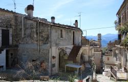 Lake and mountain view apartment with a  stone structure, 60sqm to renovate in the old part of Bomba 200 meters to the center. 1