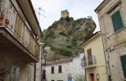 Finished, stone town house at the foot of an amazing castle with mountain views from the long balcony 7