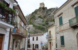 Stone, partially renovated town house with 15sqm terrace, garden and amazing views at the foot of a castle 6