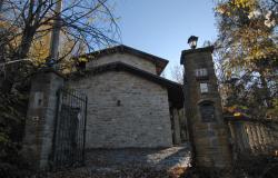 Stone House with Land in Panoramic Location - CML023