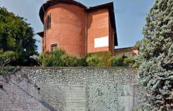 PZZ002 - Castle set on a 5 hectare (12 acre) estate in a commanding position with panoramic view - Piozzo, Langhe, Piedmont, Italy 1