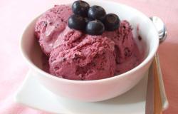 Blueberry yoghurt ice cream