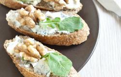 gorgonzola and walnut crostini