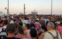 Tourists at the dock in Stromboli 