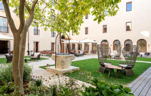 Courtyard at Ca’ di Dio, Venice, with lawn chairs and a tree