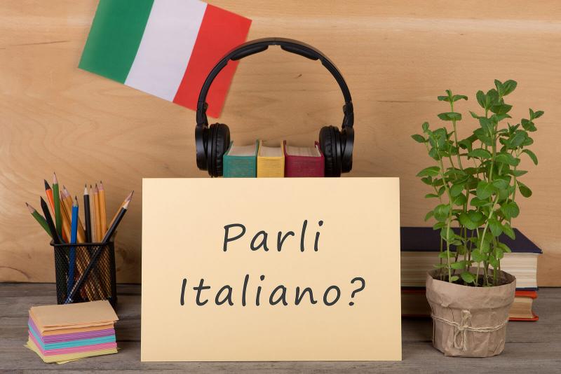 Paper with text "Parli Italiano"