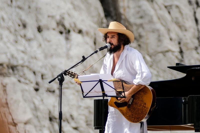 Italian author and musician Vinicio Capossela during a concert / Photo: underworld via Shutterstock