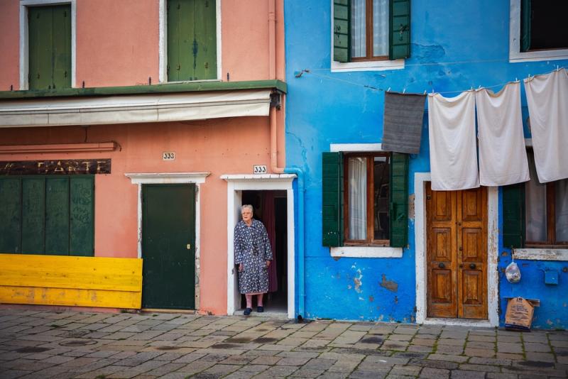 A woman on the island of Borneo, Italy / Photo: Nataliya Derkach via Shutterstock