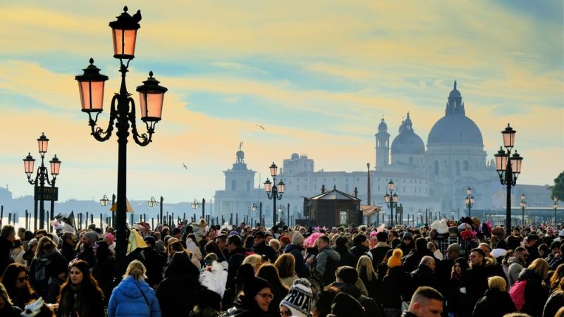 Crowds along the Riva degli Schiavoni in February 2023