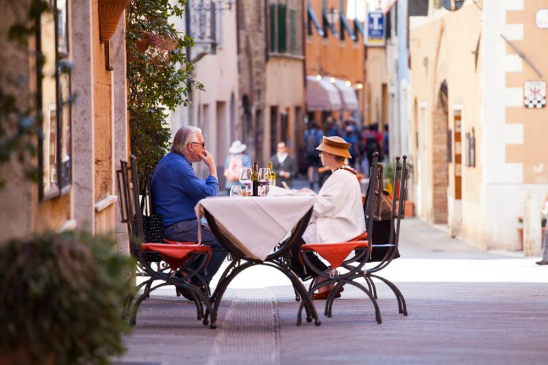 outside eating in Tuscany