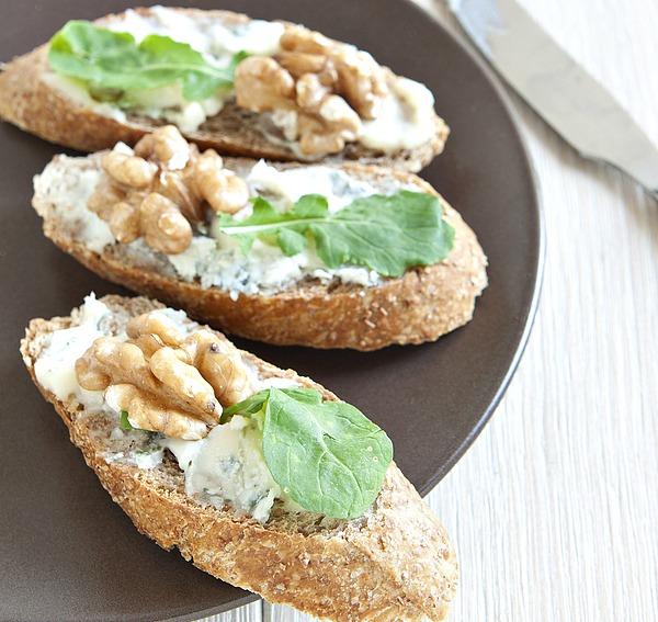 gorgonzola and walnut crostini