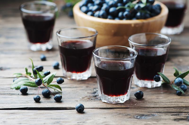 cups of mirto, traditional Sardinian liqueur, and myrtle berries